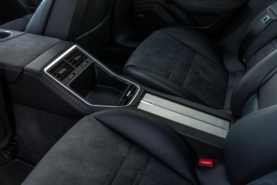 Детали интерьера Porsche Panamera GTS (971) 2019 года  (NA) (фото 21 из 40)